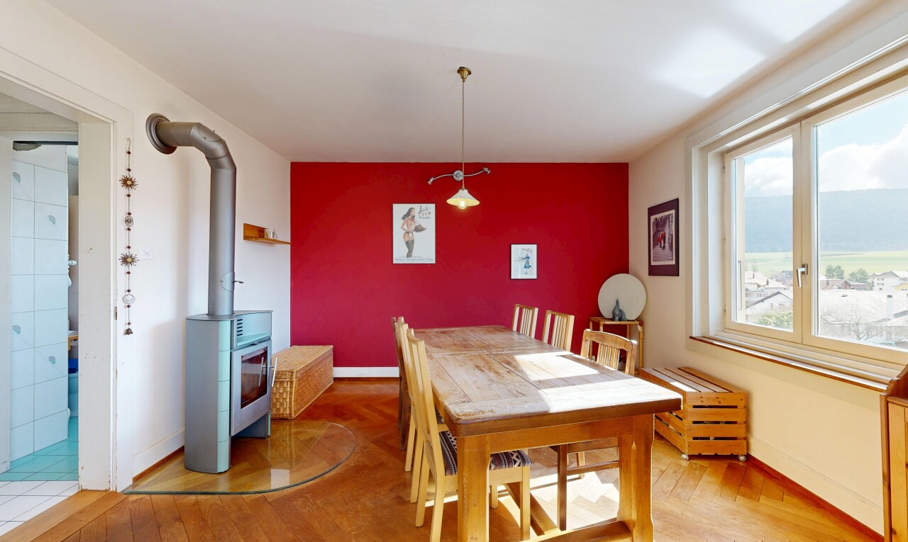 salle à manger avec accent wall, mur d'accent, drywall, cloison sèche, et inside property