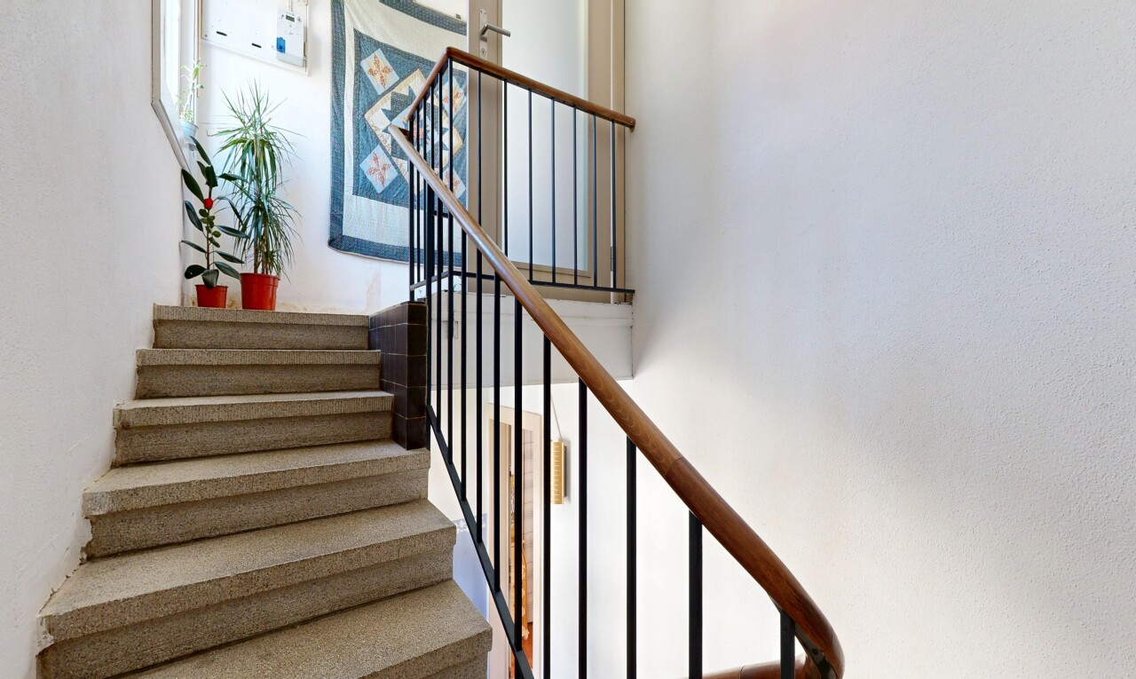 escaliers avec escaliers, cloison sèche, et drywall