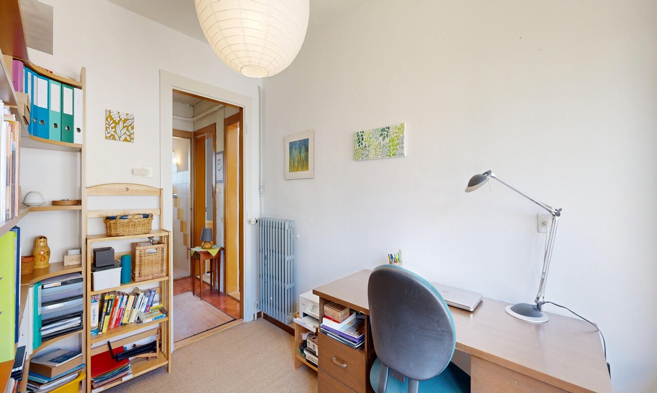 bureau avec cloison sèche, drywall, radiateur, inside property, et espace bureau