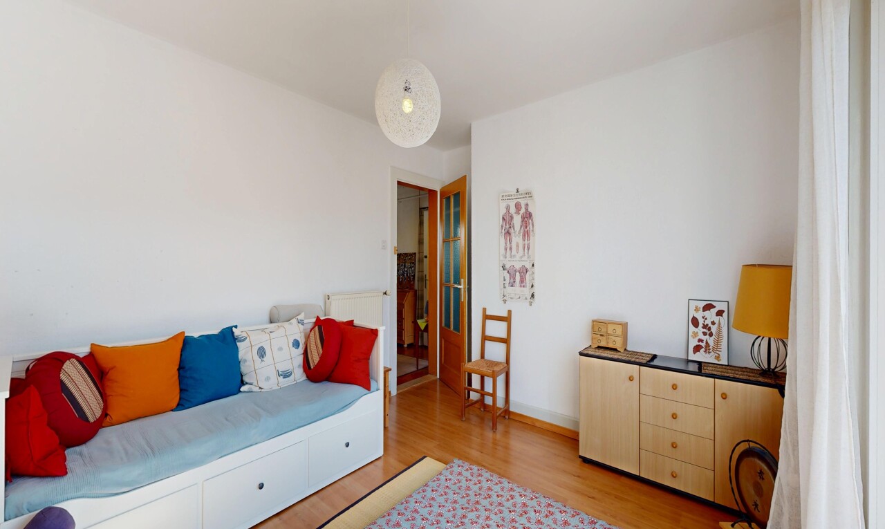 salon avec inside property, drywall, cloison sèche, wood finish floor, et sol en finition bois