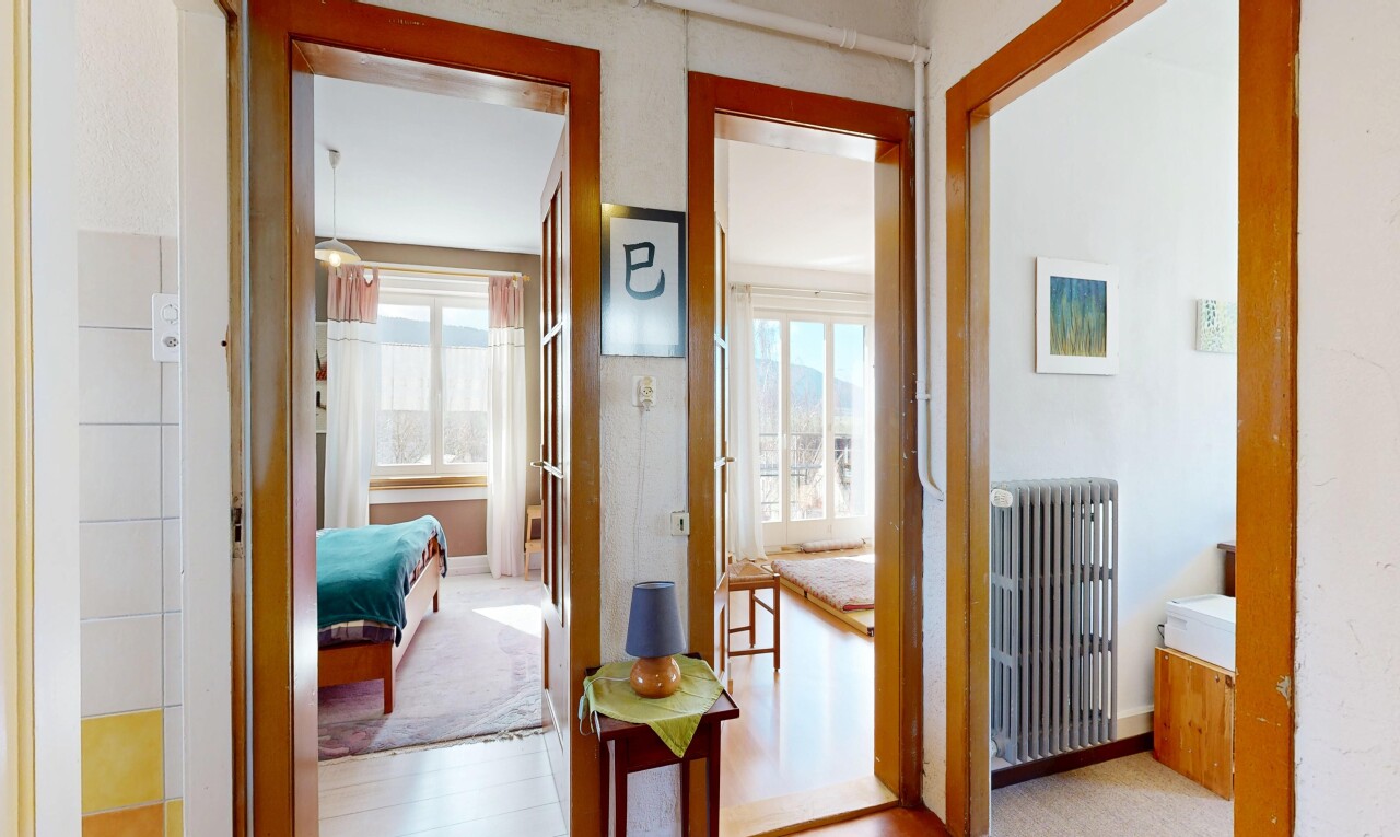 couloir avec radiateur, inside property, natural light, lumière naturelle, et drywall