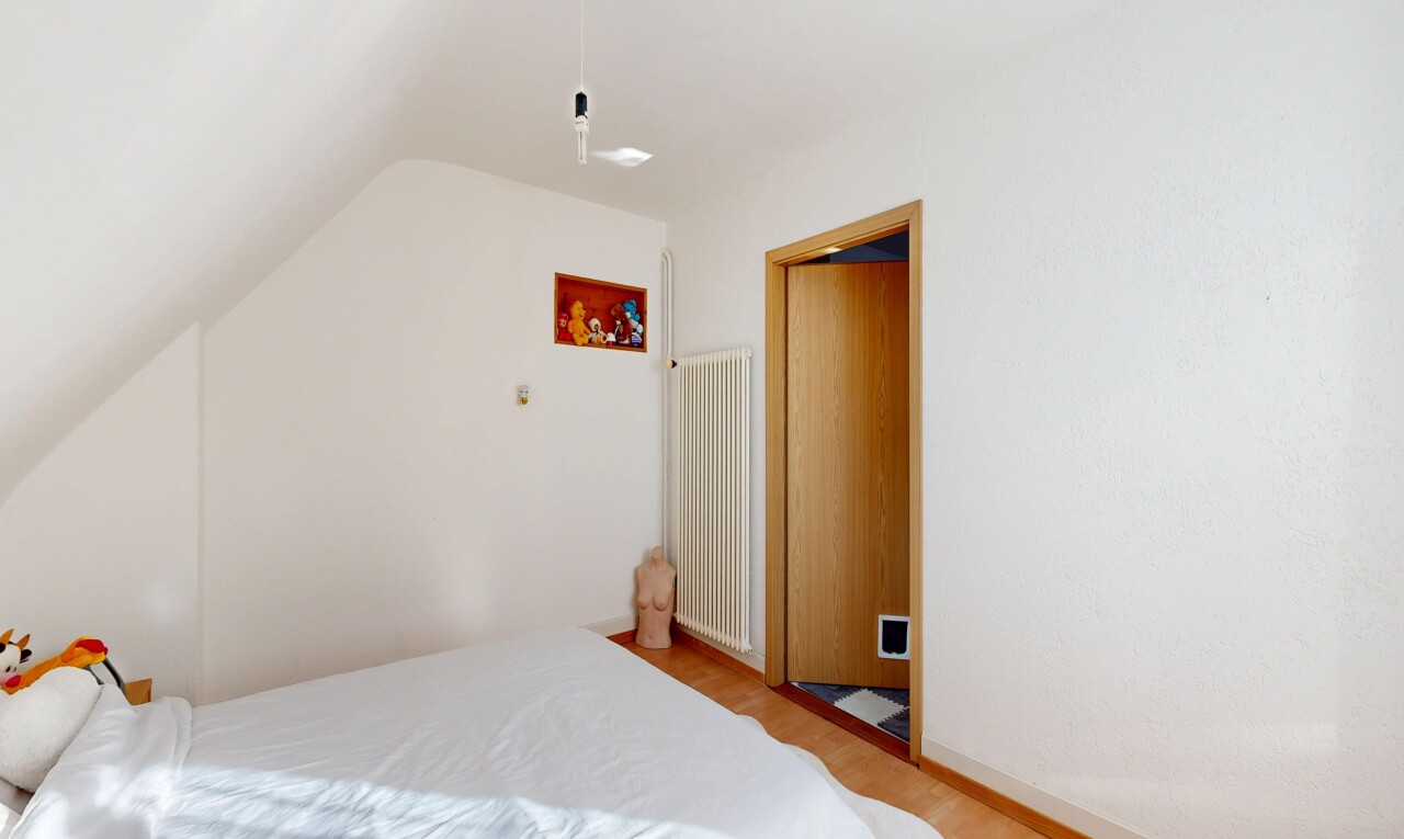 chambre avec light floor, radiateur, drywall, cloison sèche, et pièce supplémentaire