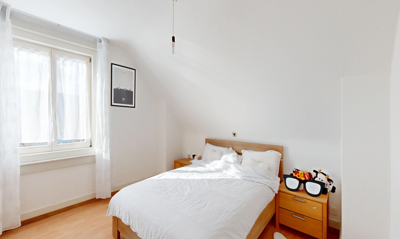 chambre avec drywall, cloison sèche, wood finish floor, sol en finition bois, et vaulted ceiling