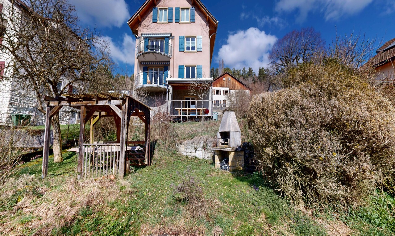façade avec balcon, bardage en stuc, day time, et property visible