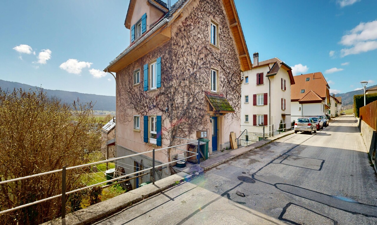 façade avec day time, clôture, vue sur la montagne, et mountain view