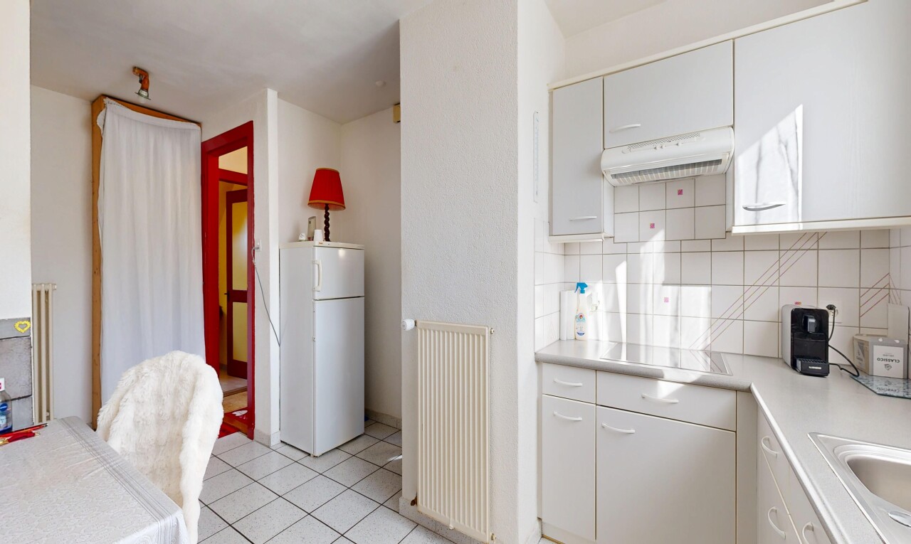 cuisine avec plans de travail, light countertops, dosseret, backsplash, et radiateur