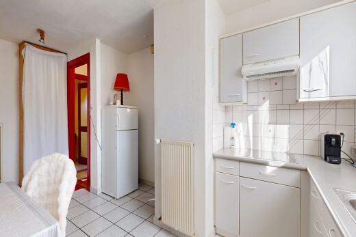 cuisine avec plans de travail, light countertops, dosseret, backsplash, et radiateur