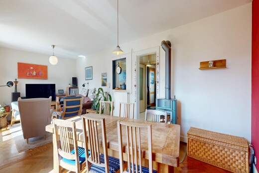 wohn- / esszimmer mit gipskartonwand, drywall, holzfußboden, wood finish floor, und inside property