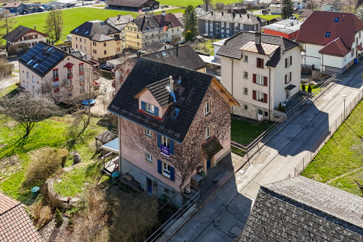 façade avec residential view, vue résidentielle, clôture, et toit mansardé