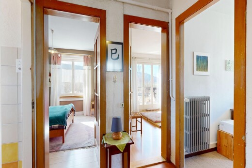 couloir avec radiateur, inside property, natural light, lumière naturelle, et drywall