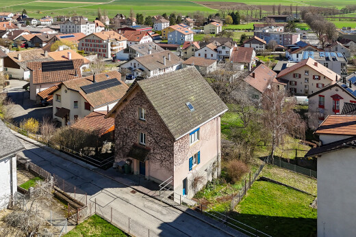 außenansicht mit eingebaute garage, zaun, golfplatzblick, golf course view, und kellergarage