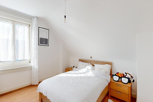 zimmer / schlafzimmer mit drywall, gipskartonwand, wood finish floor, holzfußboden, und vaulted ceiling