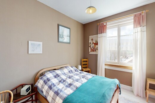 zimmer / schlafzimmer mit gipskartonwand, drywall, inside property, natürliches licht, und natural light