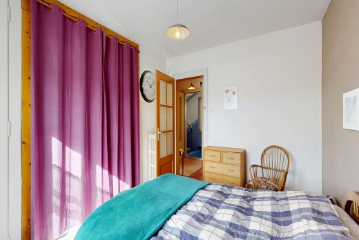 zimmer / schlafzimmer mit drywall, gipskartonwand, und inside property