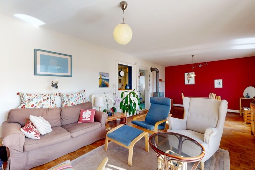 wohnzimmer mit gipskartonwand, drywall, holzfußboden, wood finish floor, und inside property