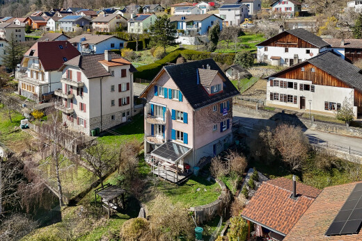 façade avec panneaux solaires, vue résidentielle, et residential view