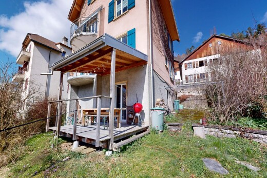 außenansicht mit deck, property visible, balkon, day time, und stuckverkleidung