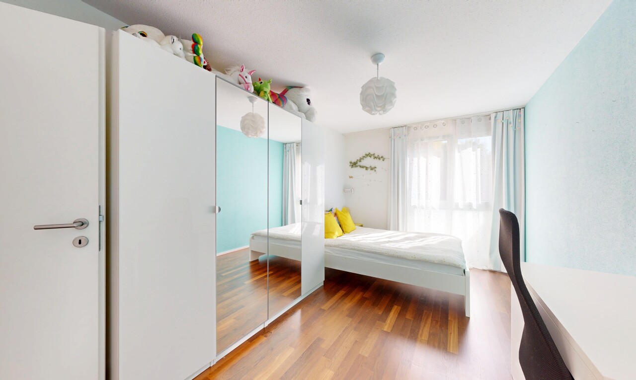 room / bedroom featuring wood finished floors and a closet