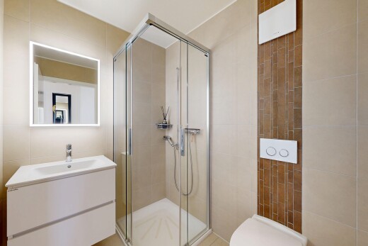 bad mit dusche, komplettes badezimmer, spiegel, schminktisch, und tile wall
