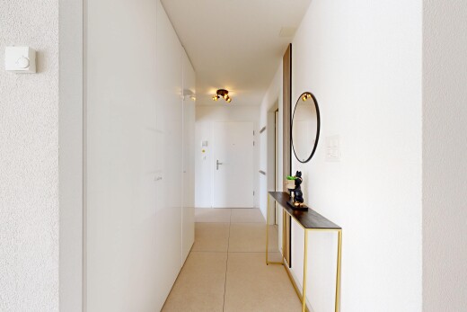 halle / korridor mit inside property, light floor, fliesenboden, und tile floor