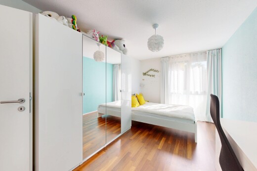zimmer / schlafzimmer mit inside property, wood finish floor, holzfußboden, drywall, und gipskartonwand