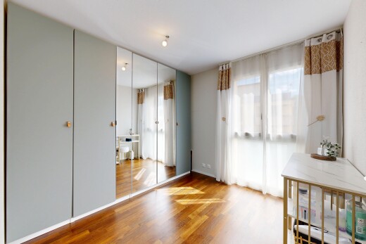 zimmer / schlafzimmer mit inside property, holzfußboden, wood finish floor, natürliches licht, und natural light