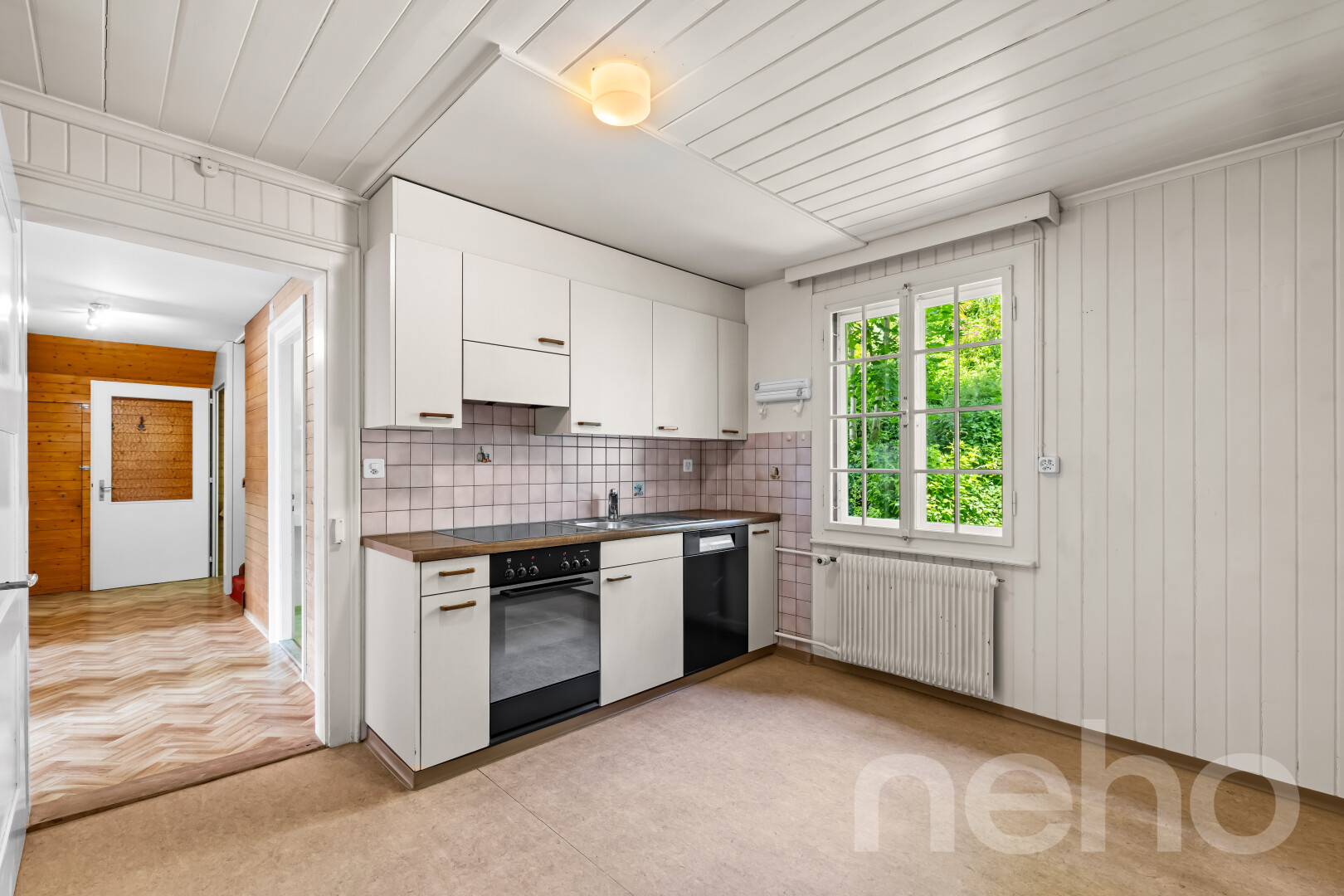 cuisine avec mur en bois, wood wall, armoires blanches, white cabinets, et four