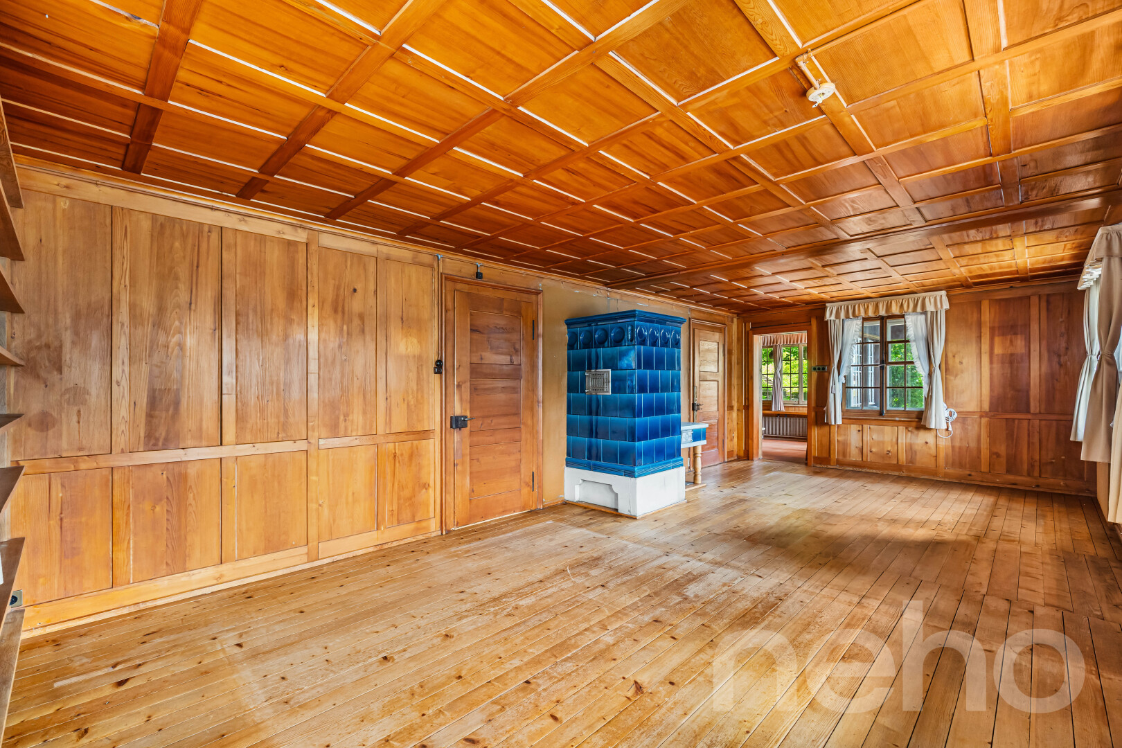 pièce vide avec plafond en bois, wood ceiling, hardwood floor, lumière naturelle, et natural light