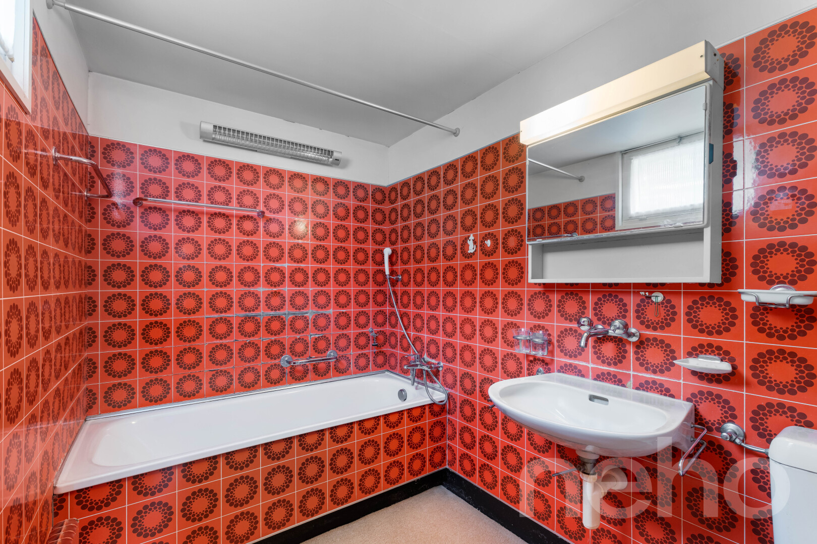 salle de bains avec mur en carrelage, tile wall, douche-bain combinés, évier, et salle de bain complète