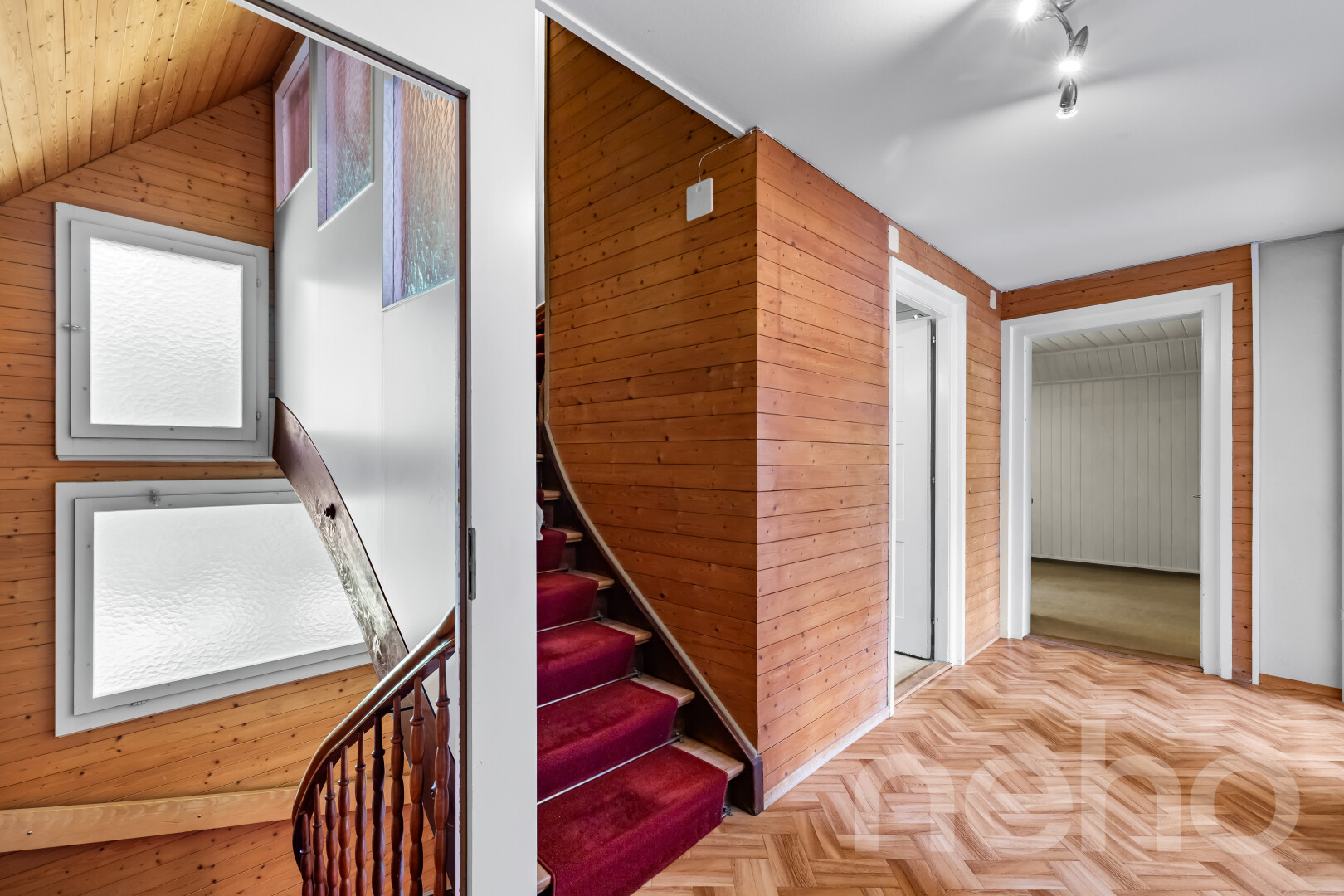 escaliers avec mur en bois, wood wall, inside property, escaliers, et sol en finition bois