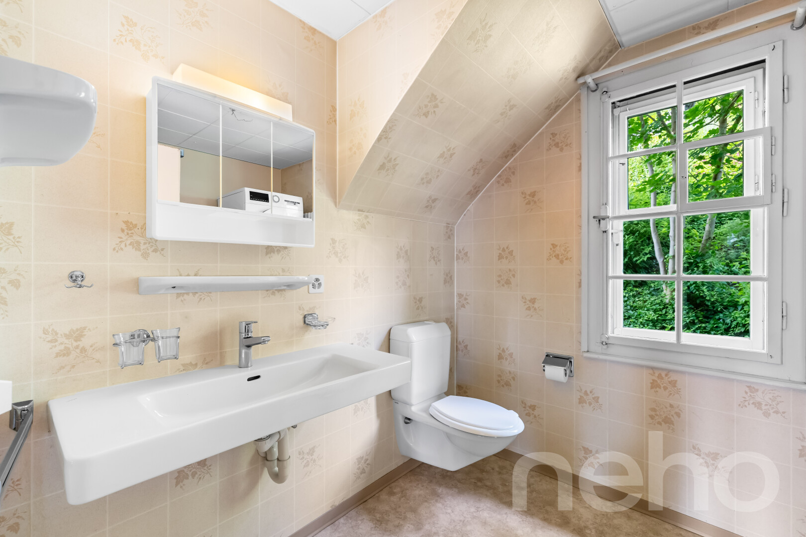 salle de bains avec mur en carrelage, tile wall, toilette, lumière naturelle, et natural light