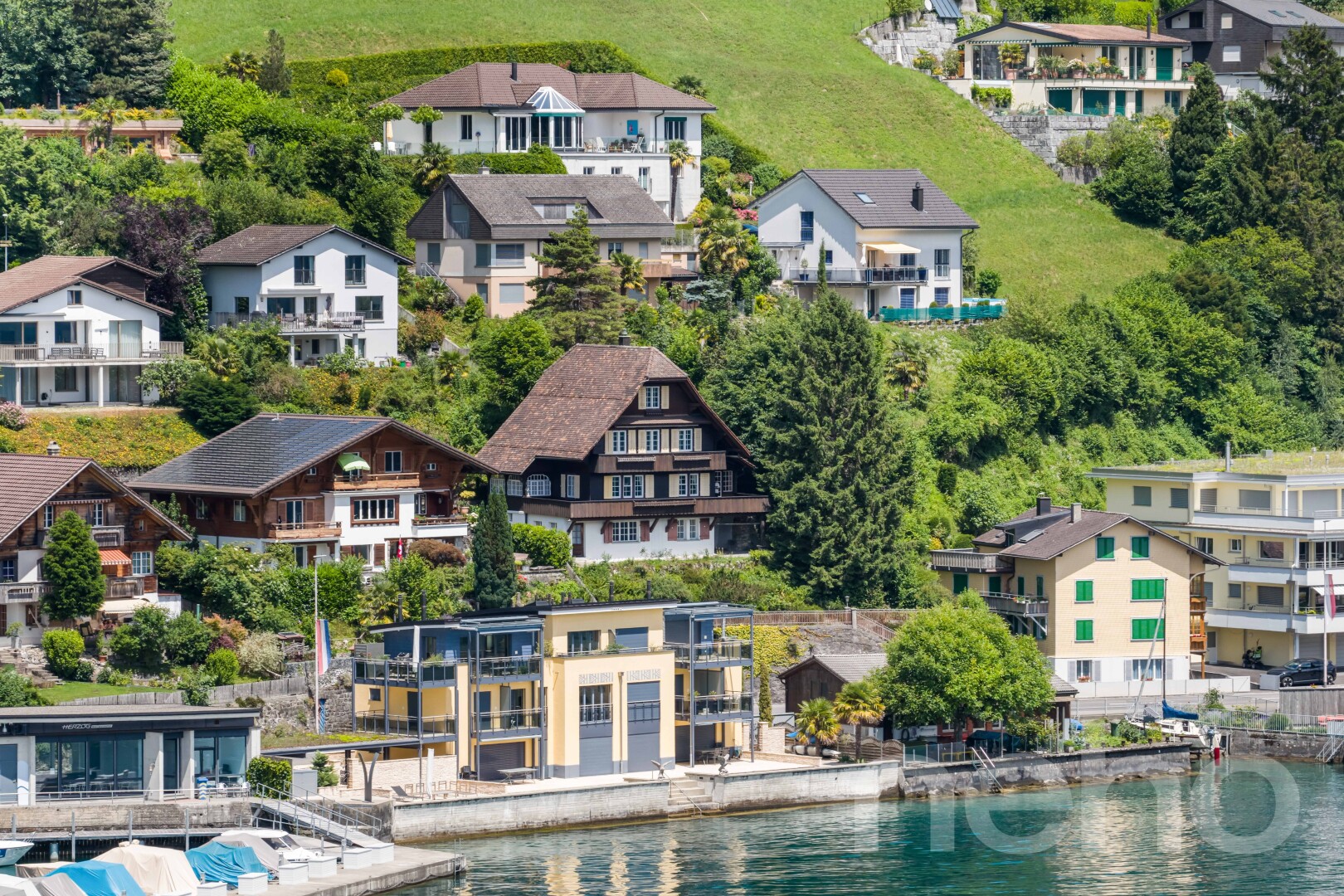façade avec mur de soutènement en bord de l'eau, residential view, vue résidentielle, water view, et vue sur l'eau