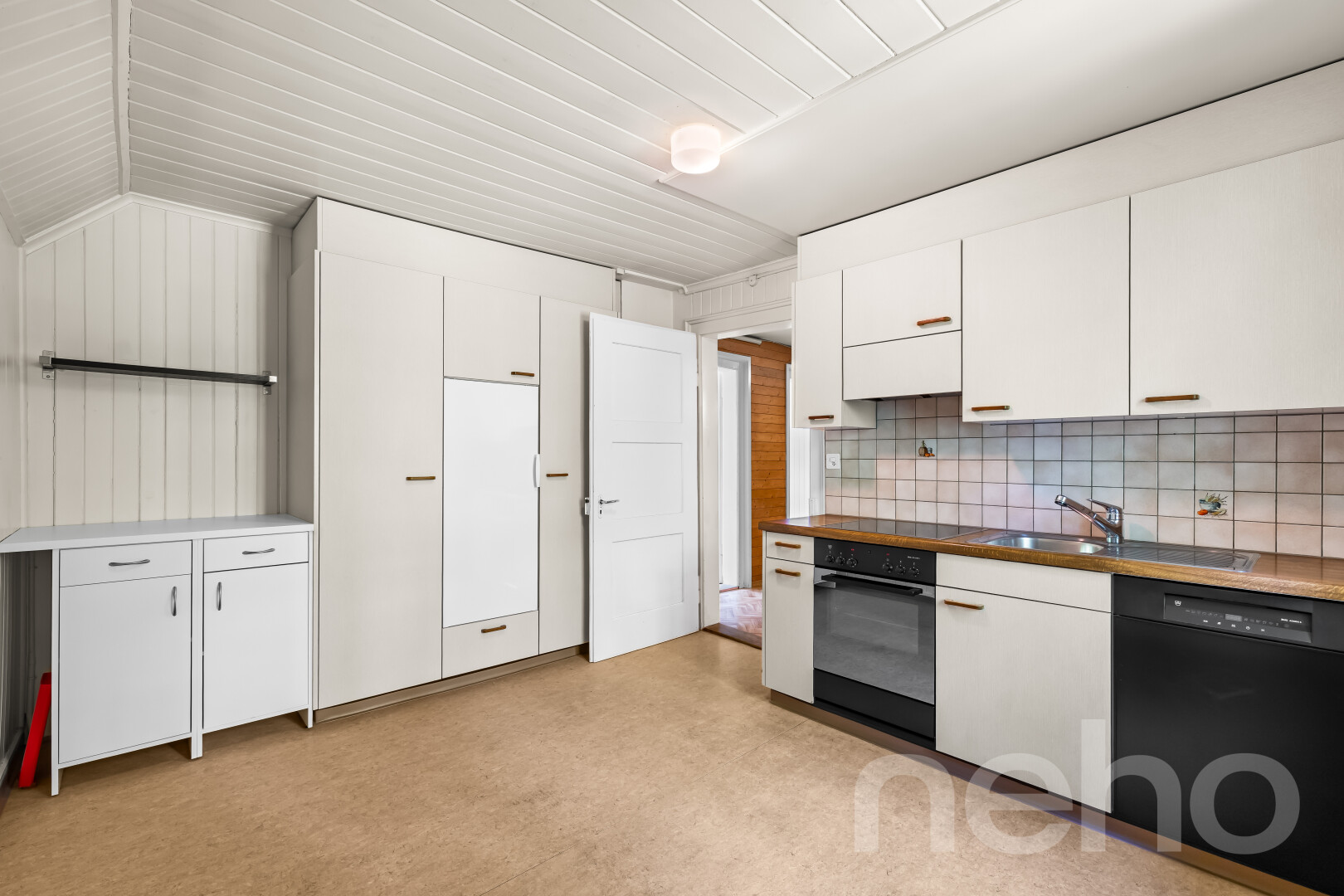 cuisine avec armoires blanches, white cabinets, light floor, lave-vaisselle, et four