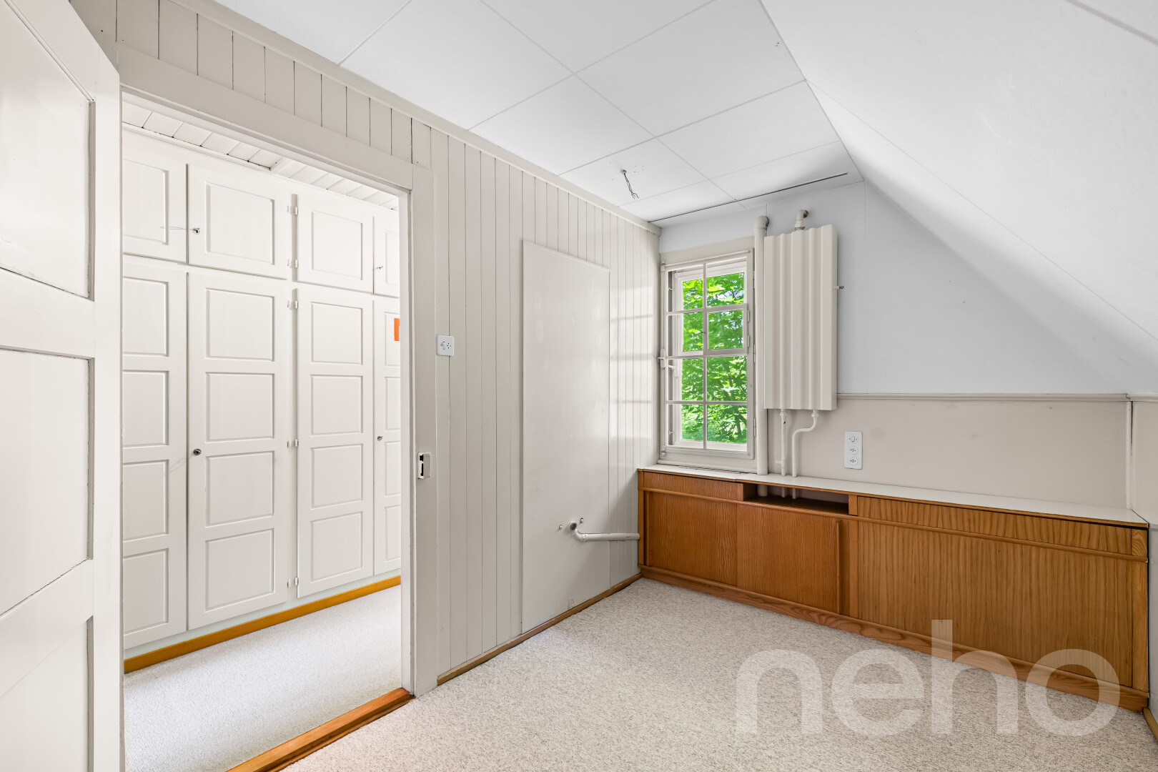 chambre avec light floor, moquette, carpet, inside property, et lumière naturelle