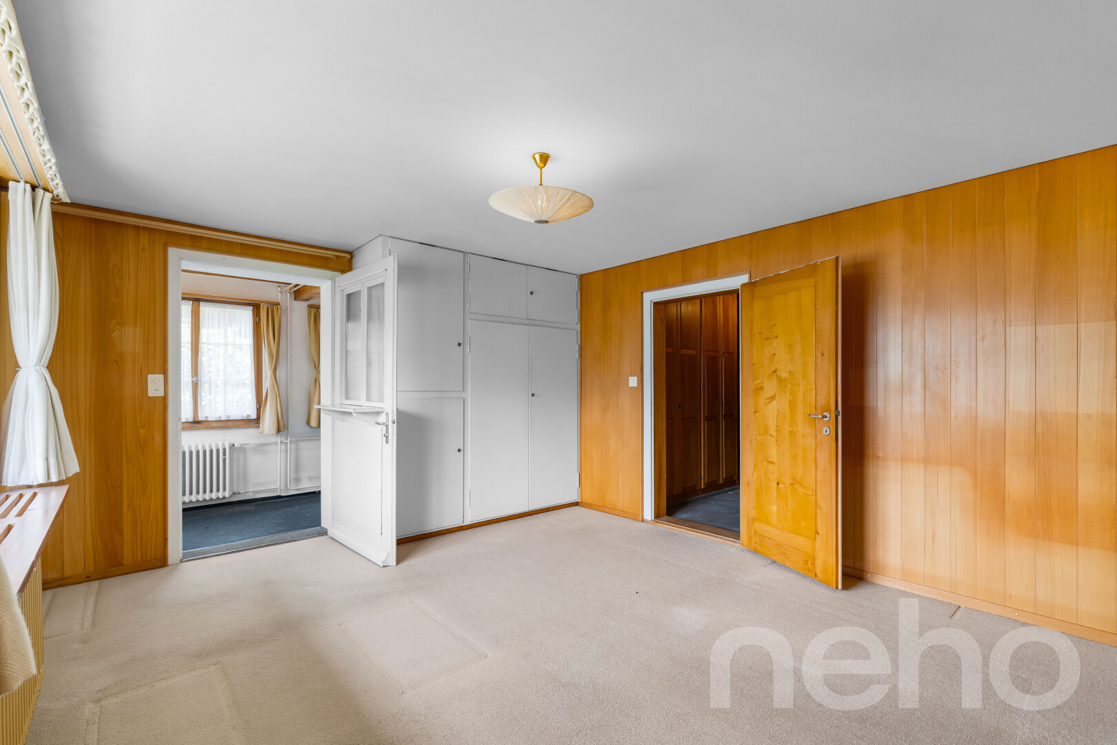 pièce vide avec mur en bois, wood wall, inside property, moquette, et carpet
