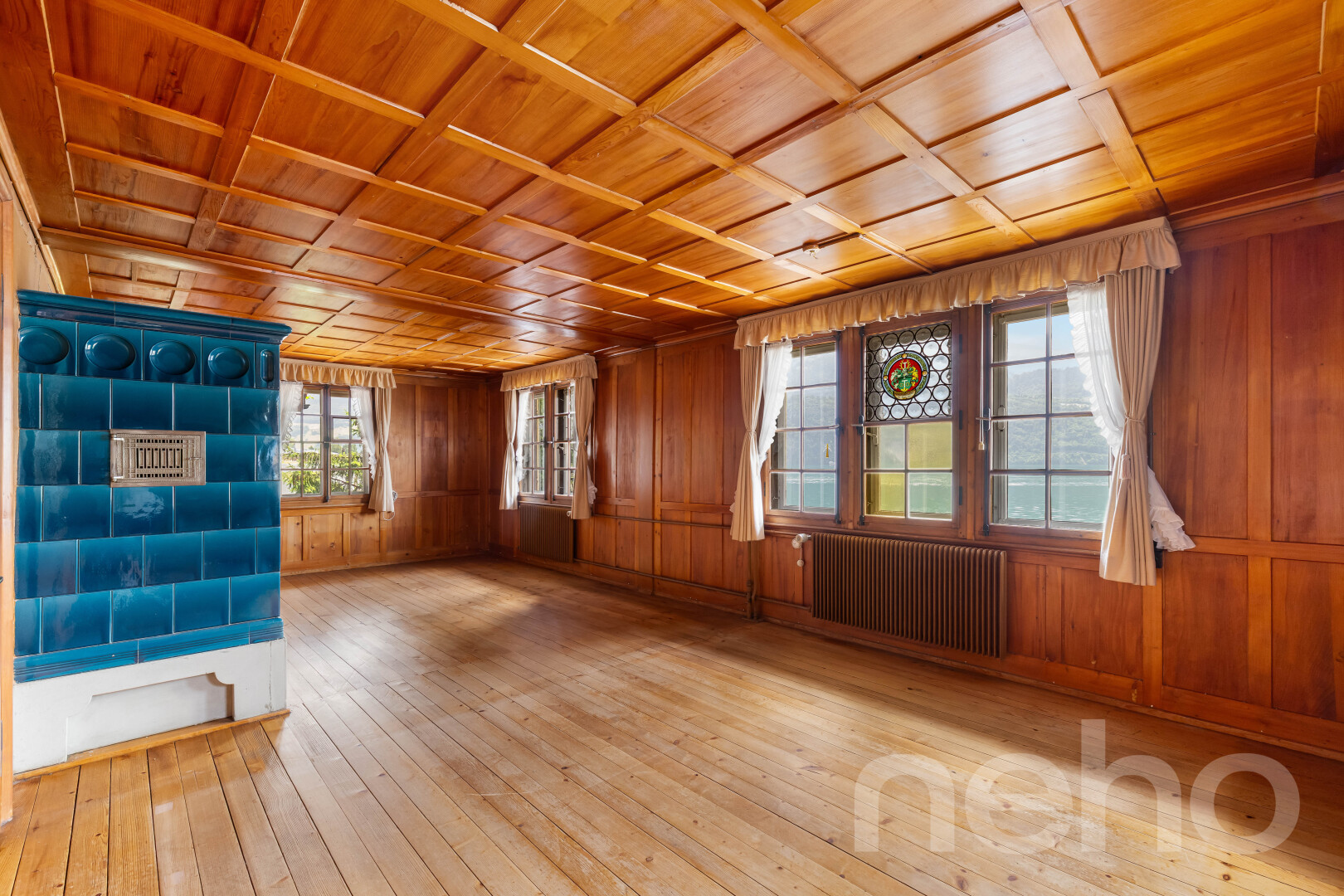 pièce vide avec plafond en bois, wood ceiling, hardwood floor, lumière naturelle, et natural light