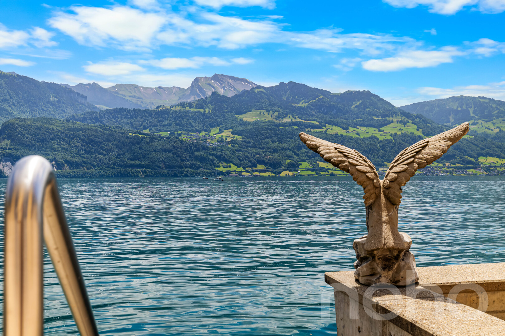 vue sur la mer avec vue sur la montagne, mountain view, day time, vue sur l'eau, et water view