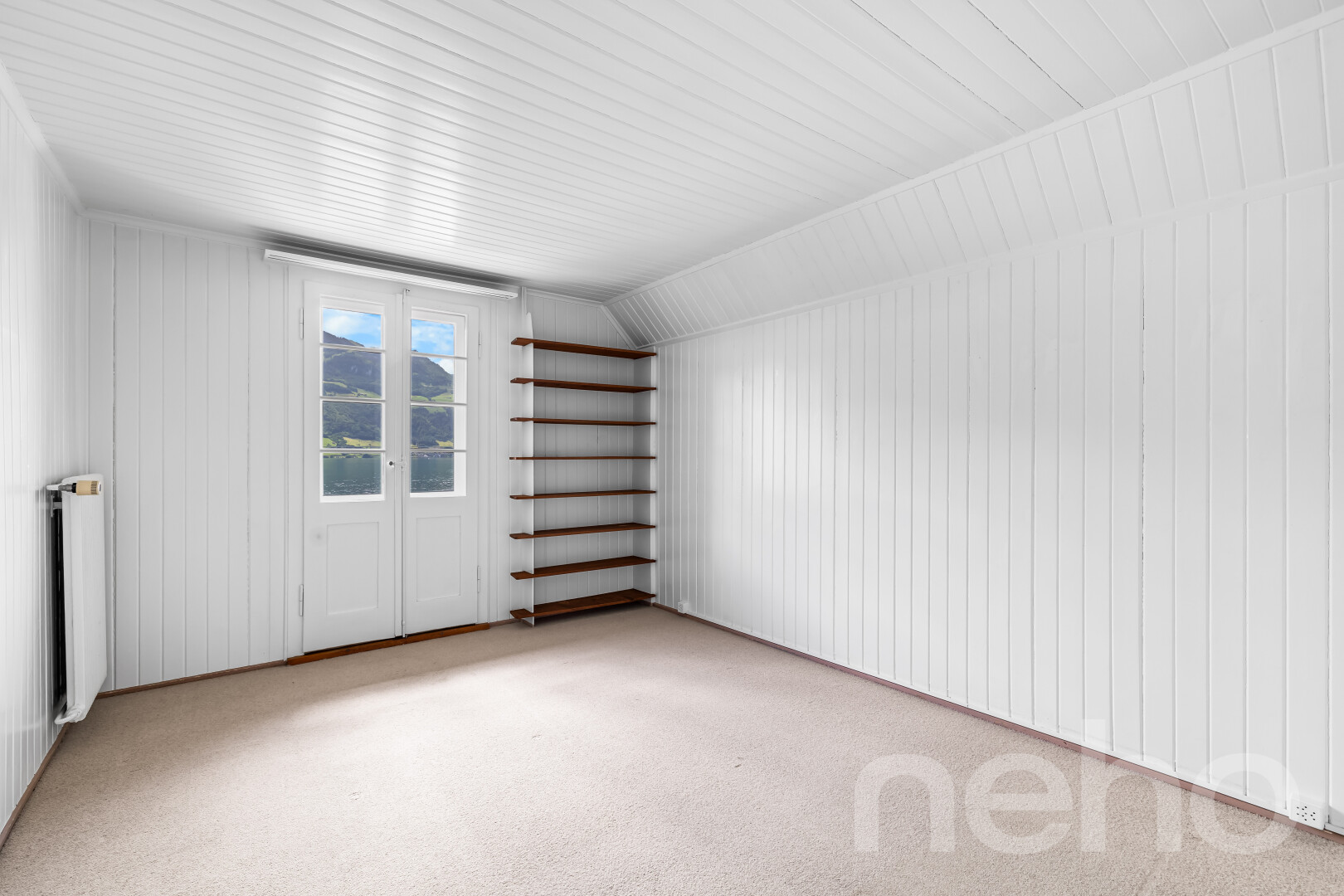 pièce vide avec moquette, carpet, inside property, plafond voûté, et vaulted ceiling