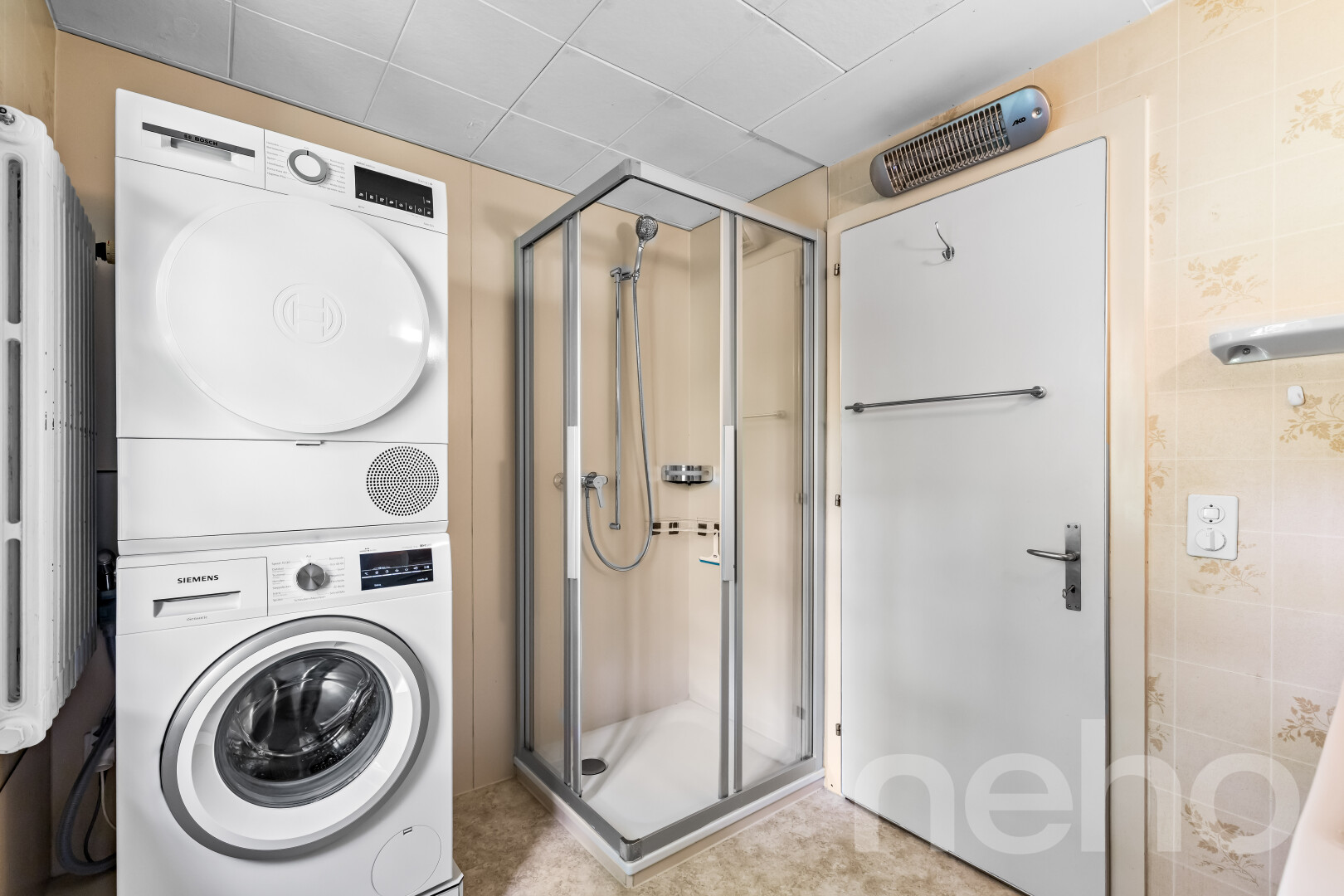 salle de bains avec douche, lave-linge et sèche-linge superposés, inside property, salle de bain complète, et light floor