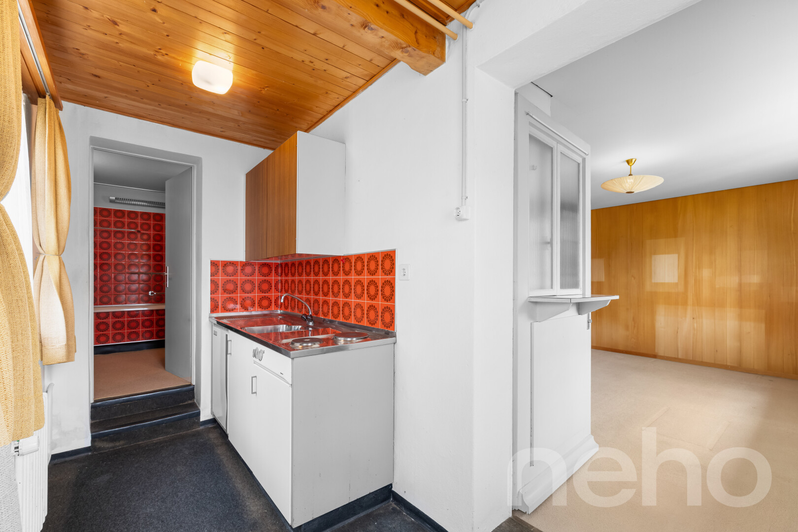 cuisine avec mur en bois, wood wall, white cabinets, armoires blanches, et plafond en bois