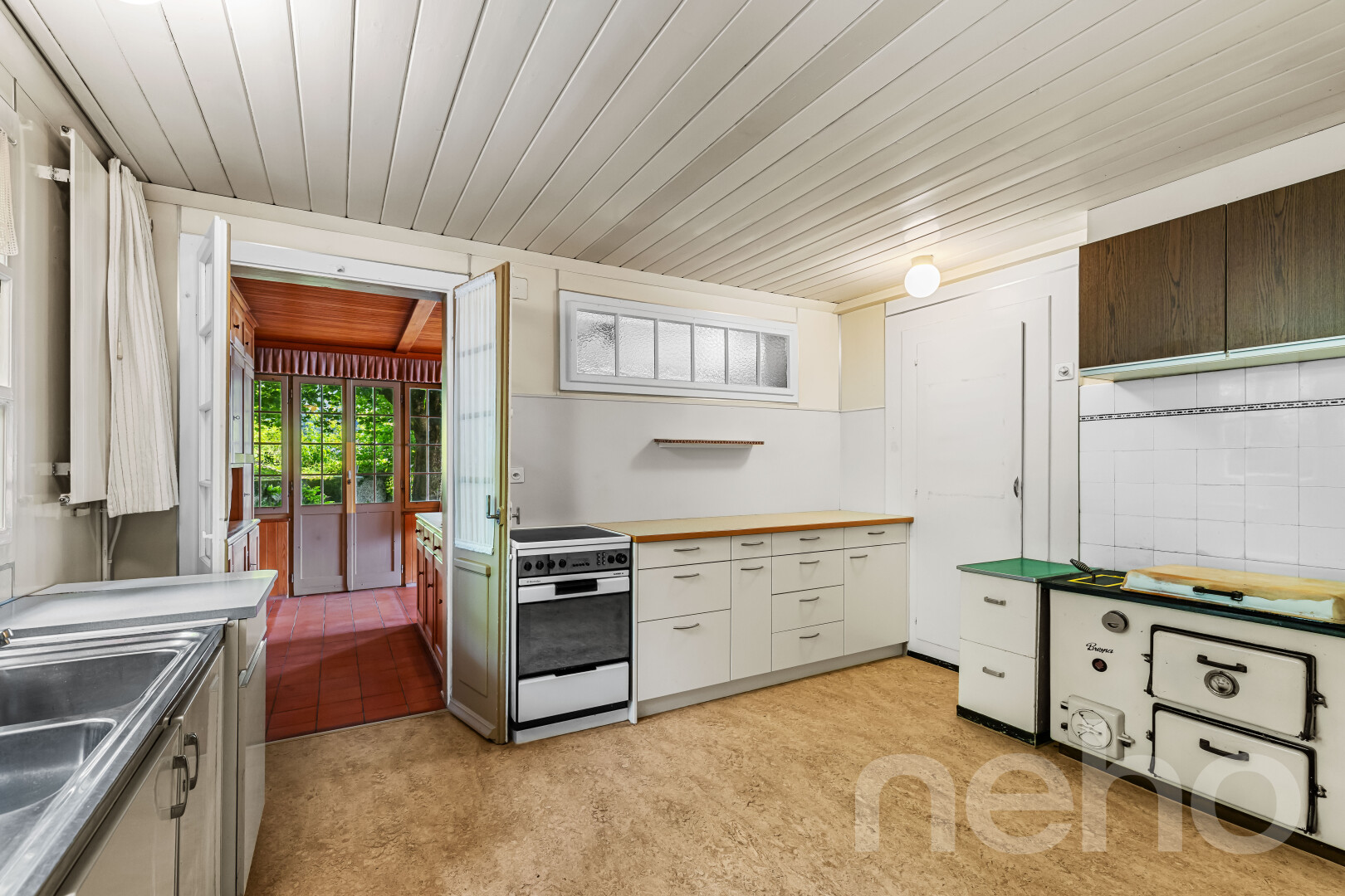 cuisine avec plafond en bois, wood ceiling, cuisinière, light floor, et inside property