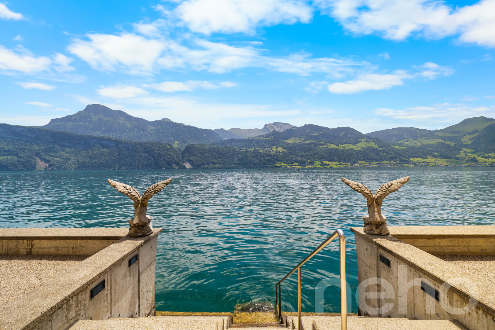 vue sur la mer avec mountain view, vue sur la montagne, water view, vue sur l'eau, et day time