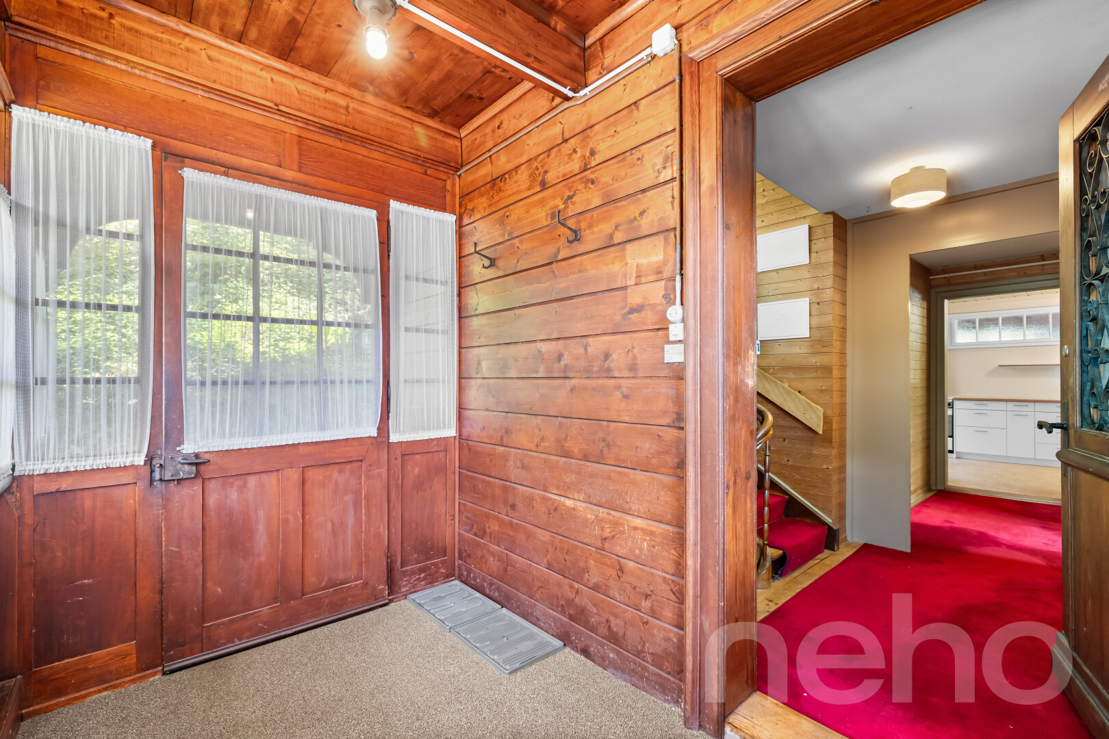 espace intérieur avec mur en bois, wood wall, moquette, carpet, et plafond en bois