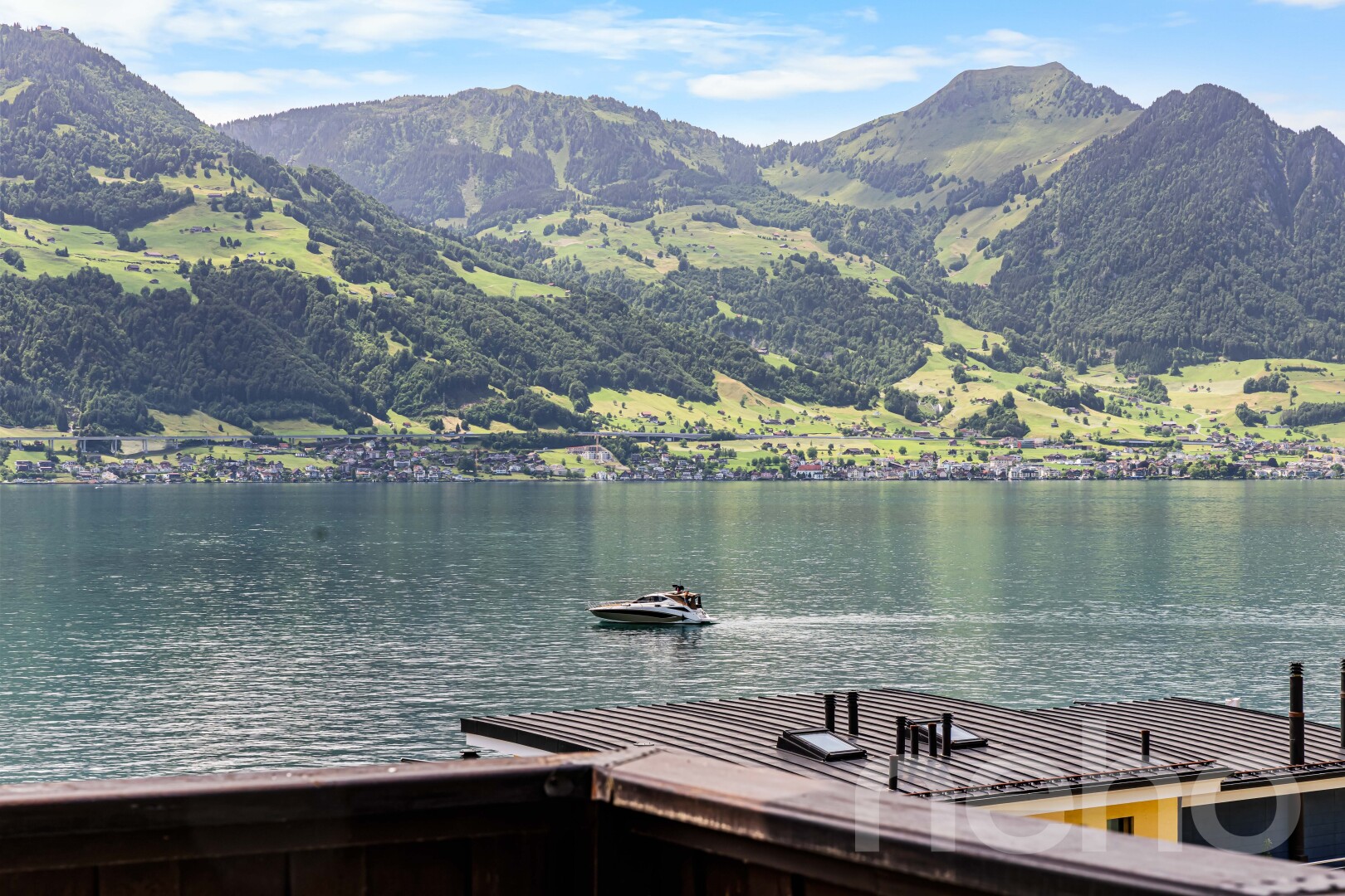 vue sur la mer avec day time, mountain view, vue sur la montagne, water view, et vue sur l'eau