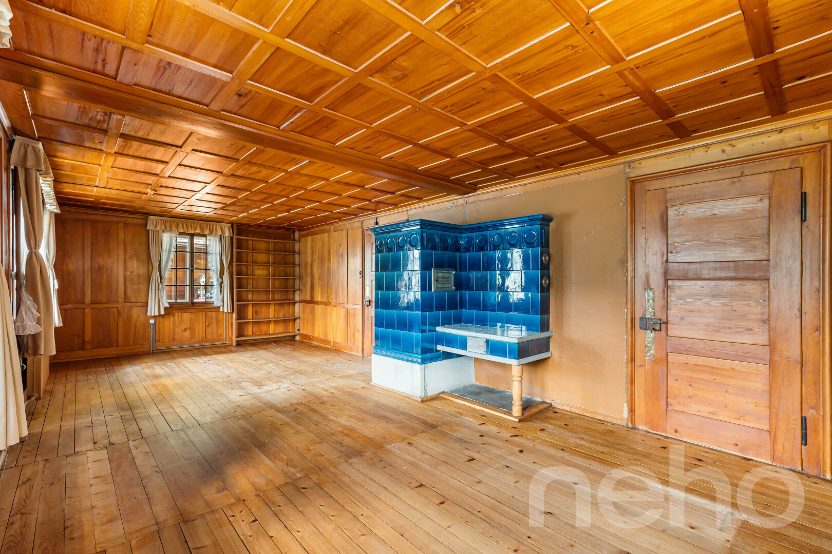pièce vide avec hardwood floor, plafond en bois, wood ceiling, sol en finition bois, et wood finish floor