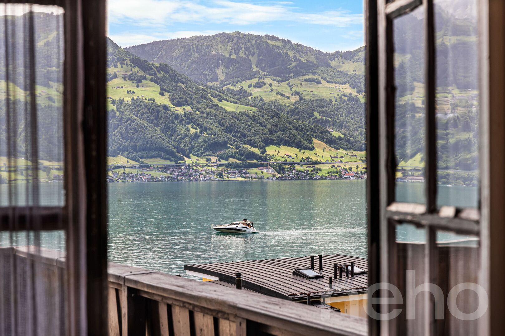 vue sur la mer avec day time, vue sur l'eau, water view, vue sur la montagne, et mountain view