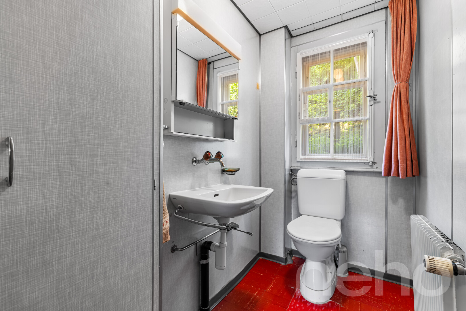 salle de bains avec miroir, toilette, radiateur, évier, et dark floor