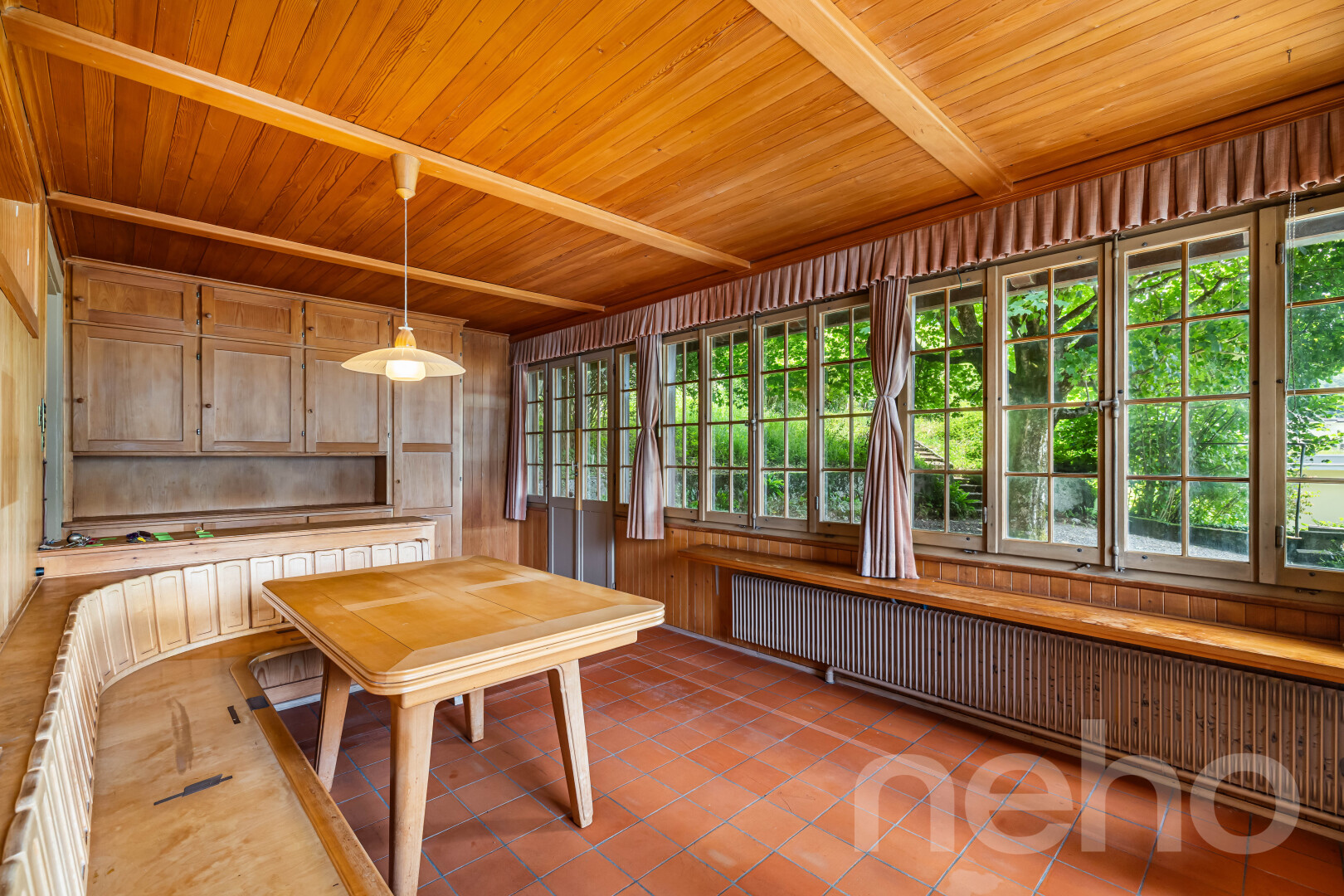 terrasse avec radiateur, véranda, et inside property