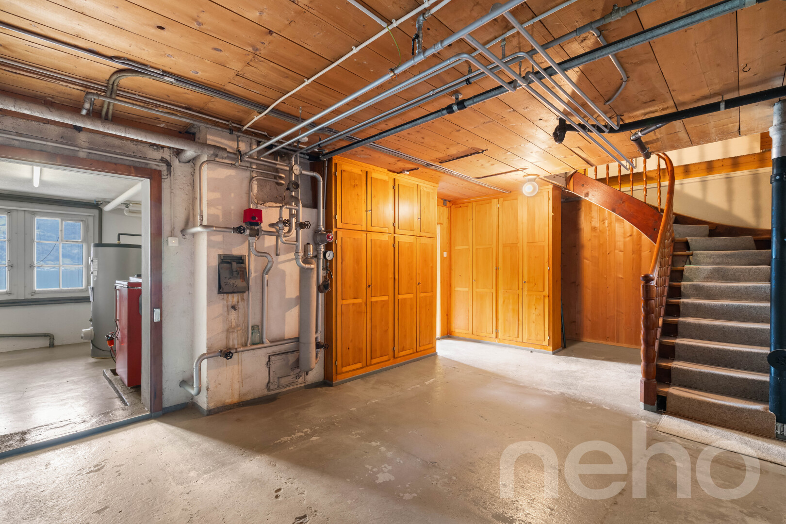 espace intérieur avec inside property, chauffe-eau, et escaliers