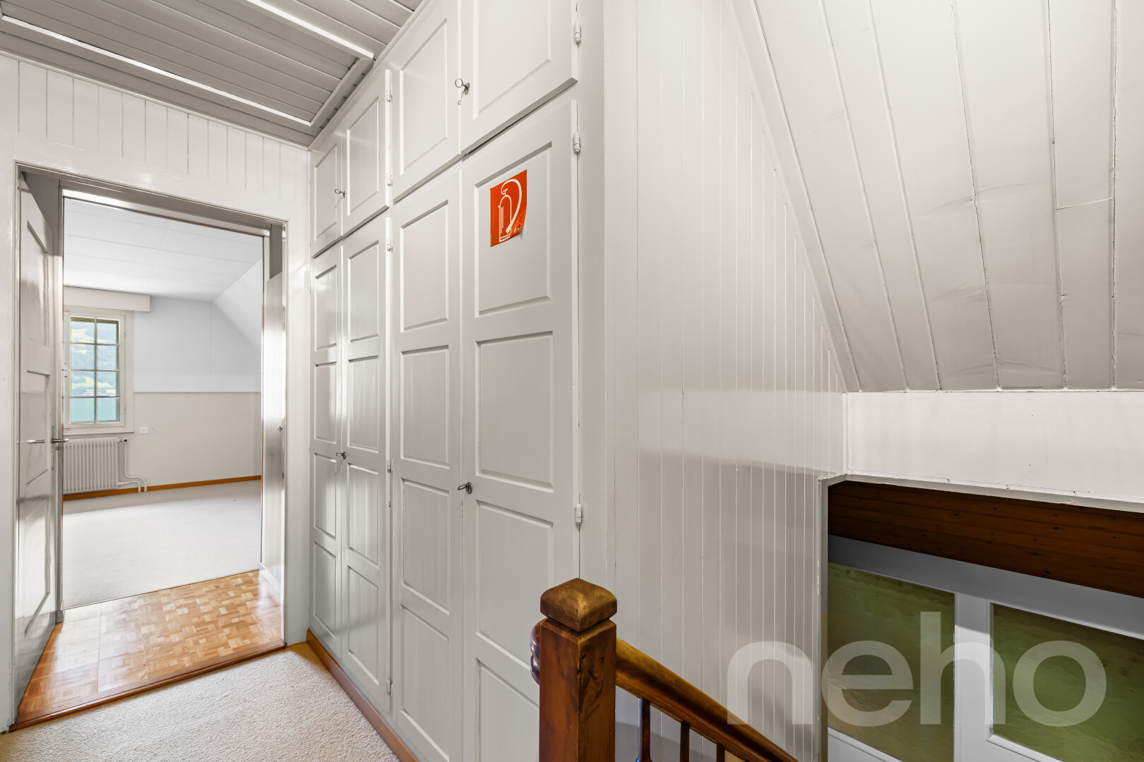 couloir avec plafond voûté, vaulted ceiling, lumière naturelle, natural light, et moquette
